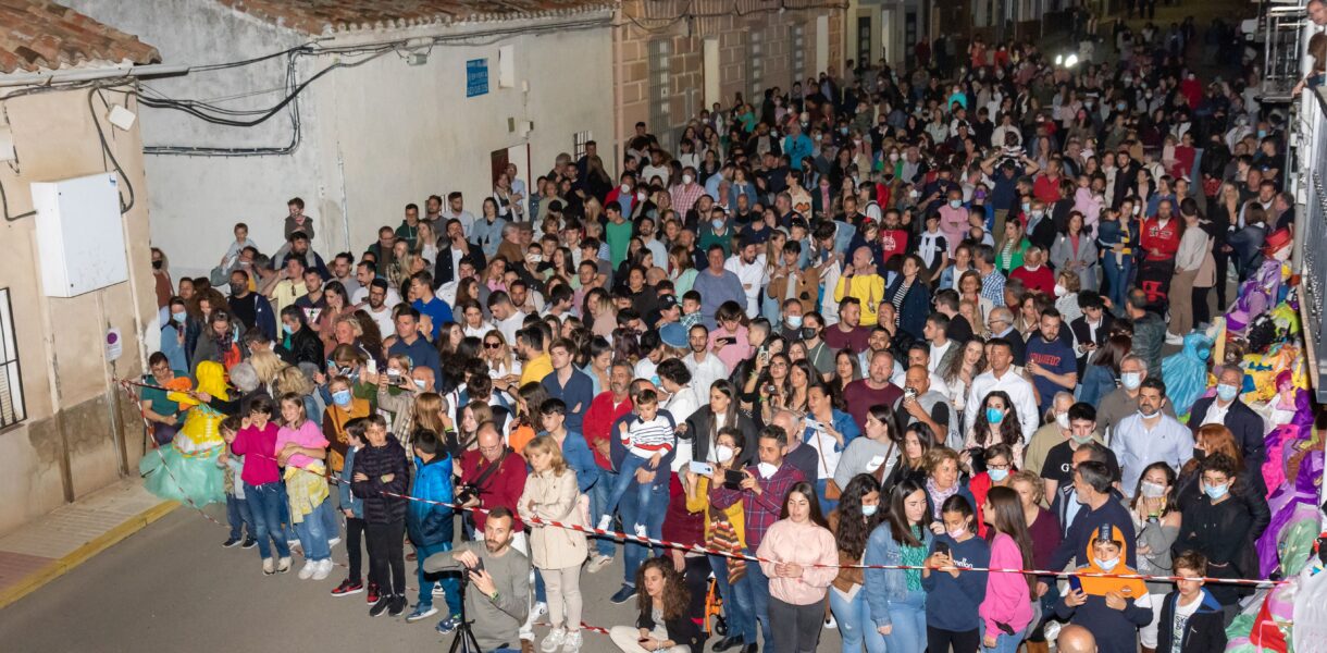 La expectación es máxima durante la quema de muñecas en Alamillo.