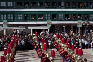 Armaos hacen la figura de La Caracola en la Plaza Mayor de Almagro